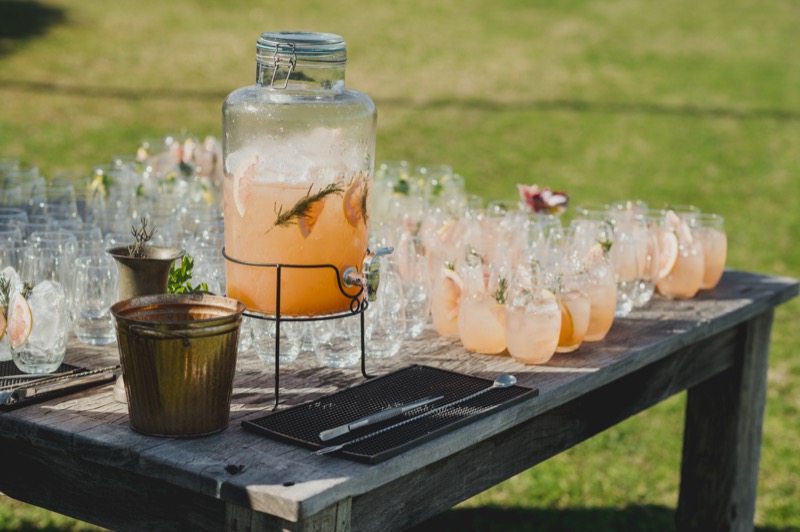 Mesa de mocktails al aire libre para ceremonia de boda